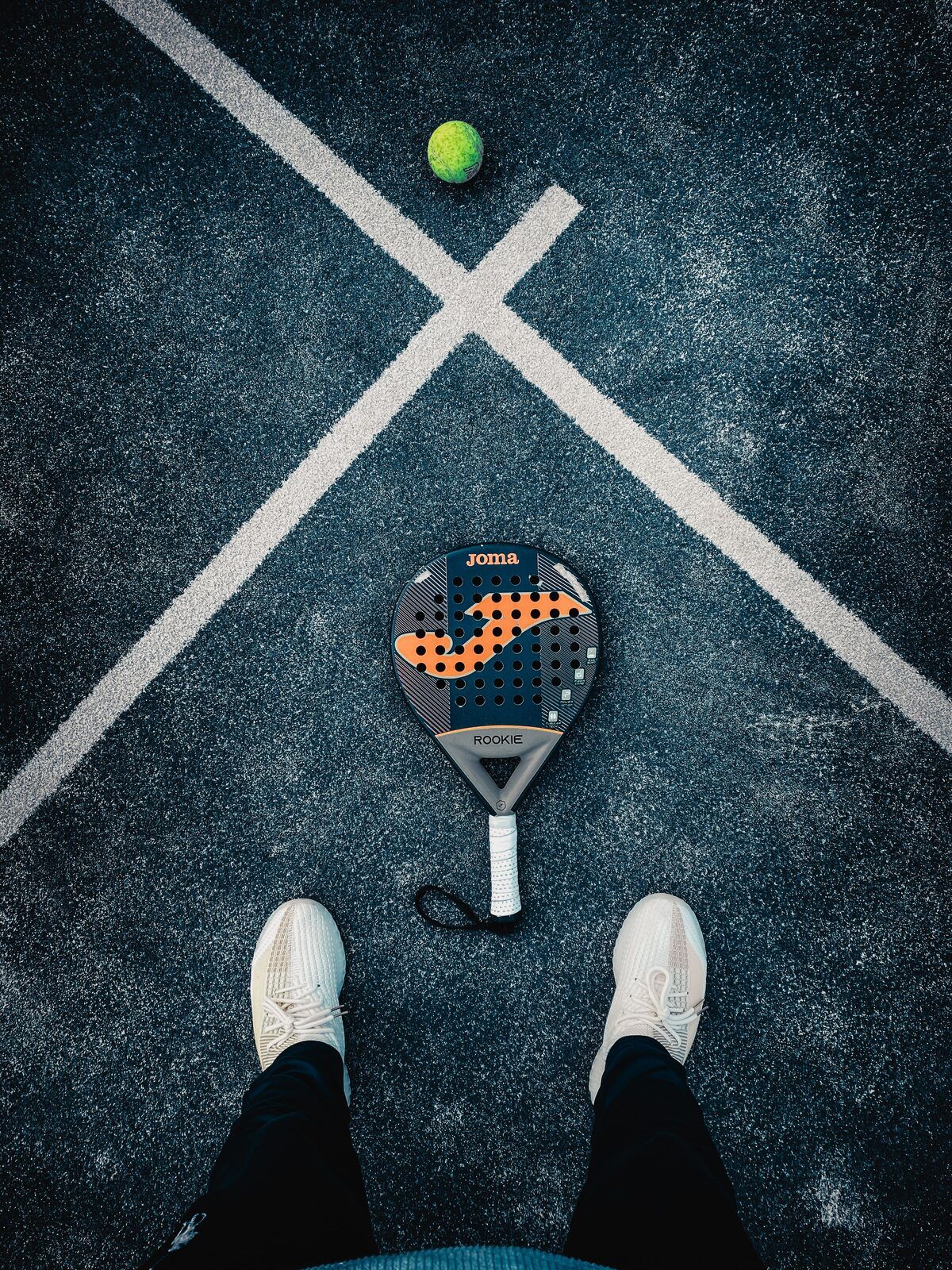 Padelschläger auf dem Court, von oben fotografiert
