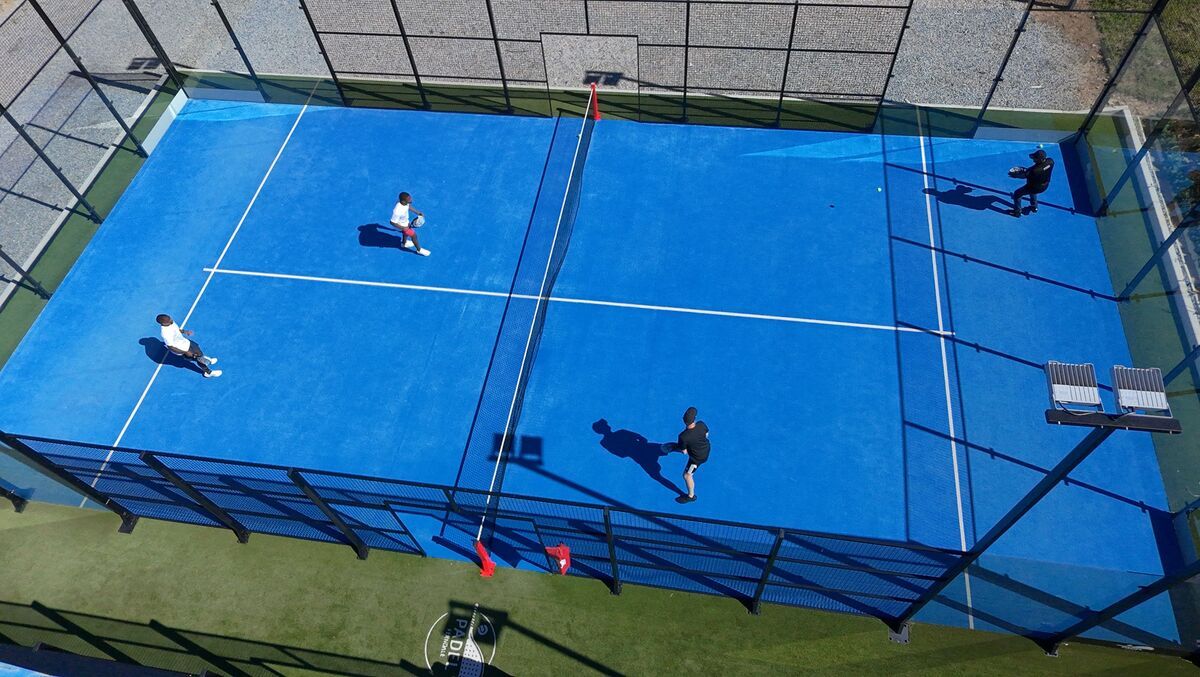 Padel-Court mit vier Spielern von oben