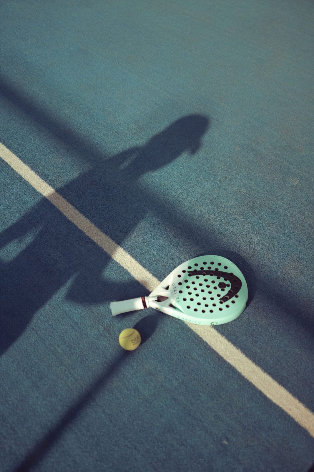 Padelschläger und Ball auf einem Court